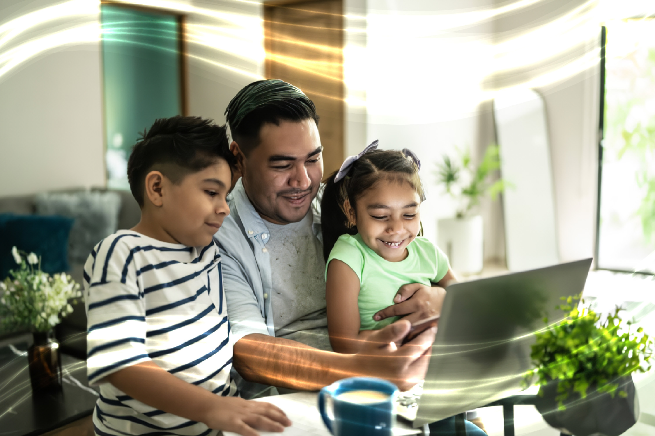 Madre e hija usando Internet de forma segura